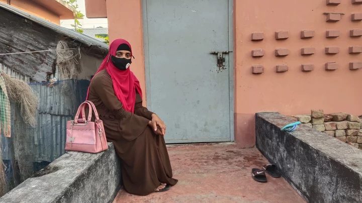 বিষের বোতল হাতে প্রেমিকের বাড়িতে প্রেমিকার অনশন