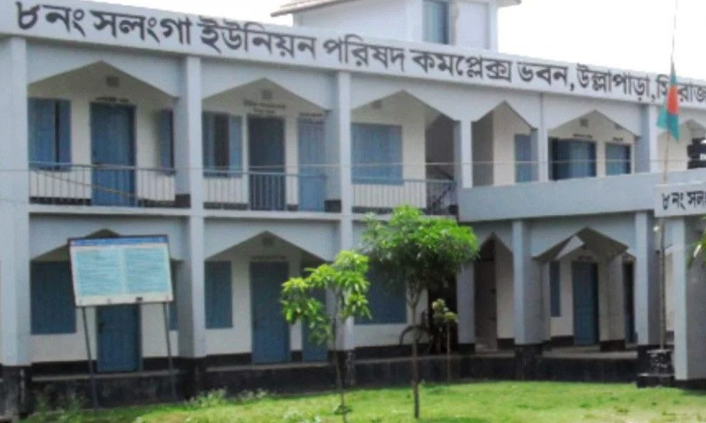 গভীর রাতে নারীর ঘরে ইউপি সদস্য, গাছে বেঁধে রাখল স্থানীয়রা