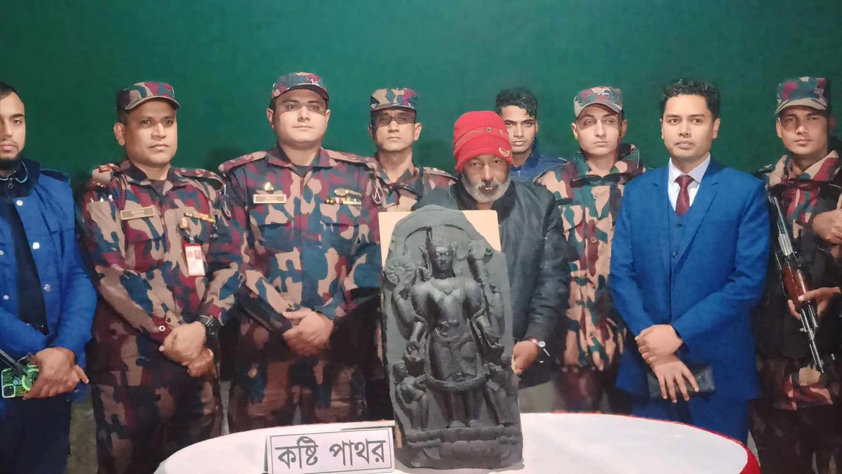 পঞ্চগড়ে ২৫ লাখ টাকার কষ্টিপাথরের মূর্তি উদ্ধার করল বিজিবি