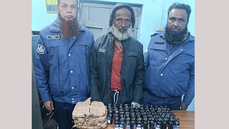 কুষ্টিয়ায় ট্রেন থেকে ৭০ বোতল ফেনসিডিলসহ গ্রেপ্তার ১