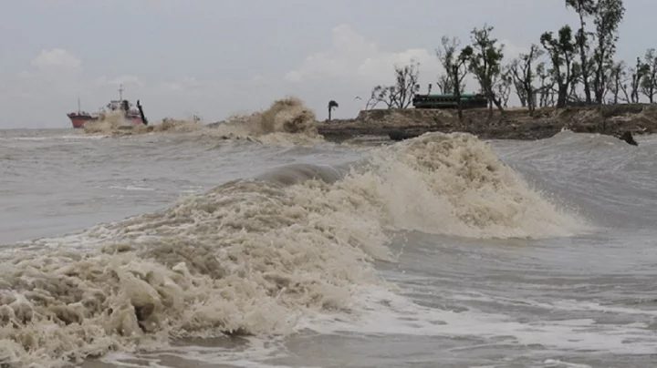 ঘূর্ণিঝড় রেমালের তাণ্ডব: জলোচ্ছ্বাসে প্রাণ গেল যুবকের