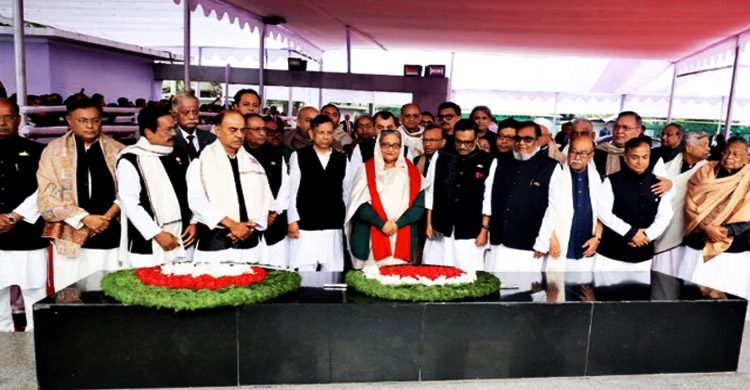 নতুন মন্ত্রীদের নিয়ে বঙ্গবন্ধুর প্রতিকৃতিতে শ্রদ্ধা জানালেন প্রধানমন্ত্রী
