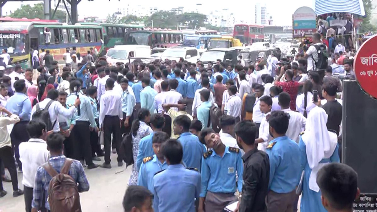 উত্তরায় শিক্ষার্থীদের সড়ক অবরোধ, তীব্র যানজট