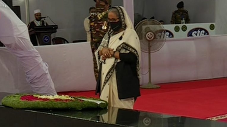 বঙ্গবন্ধুর প্রতিকৃতিতে প্রধানমন্ত্রীর শ্রদ্ধা
