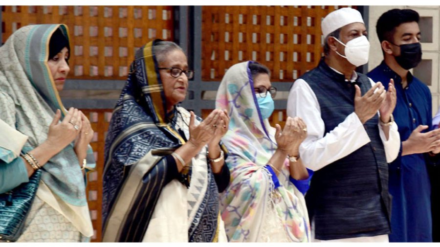 টুঙ্গিপাড়ায় বঙ্গবন্ধুর সমাধিতে প্রধানমন্ত্রীর শ্রদ্ধা