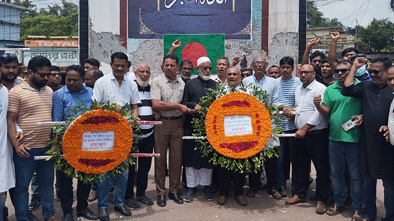 যশোরে ক্ষতবিক্ষত বঙ্গবন্ধুর ম্যুরালে শ্রদ্ধা জানালো আ. লীগ