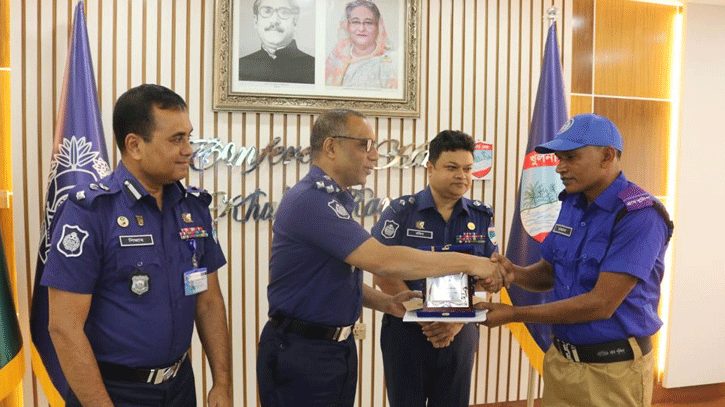 খুলনা রেঞ্জের শ্রেষ্ঠ গ্রাম পুলিশ নির্বাচিত হলেন খোকসার আব্দুর রাজ্জাক