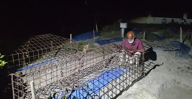 লাশ চুরির ভয়ে রাত জেগে সন্তানের কবর পাহারায় বৃদ্ধ বাবা