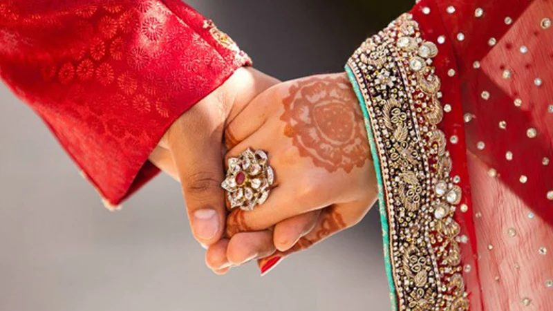 প্রেমিকের বাড়ীর সামনে ১৫ ঘণ্টা অনশন, ভোরে বউ হয়ে ঢুকলেন তরুণী