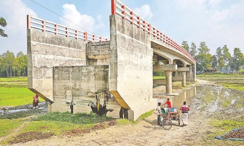 সংযোগ সড়ক নেই, অকেজো ২ কোটি টাকার সেতু