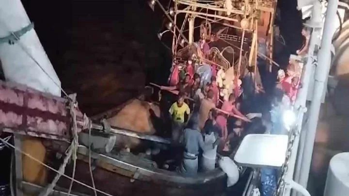 গভীর সমুদ্রে ভাসতে থাকা ফিশিং বোটের ১৩ জেলে উদ্ধার