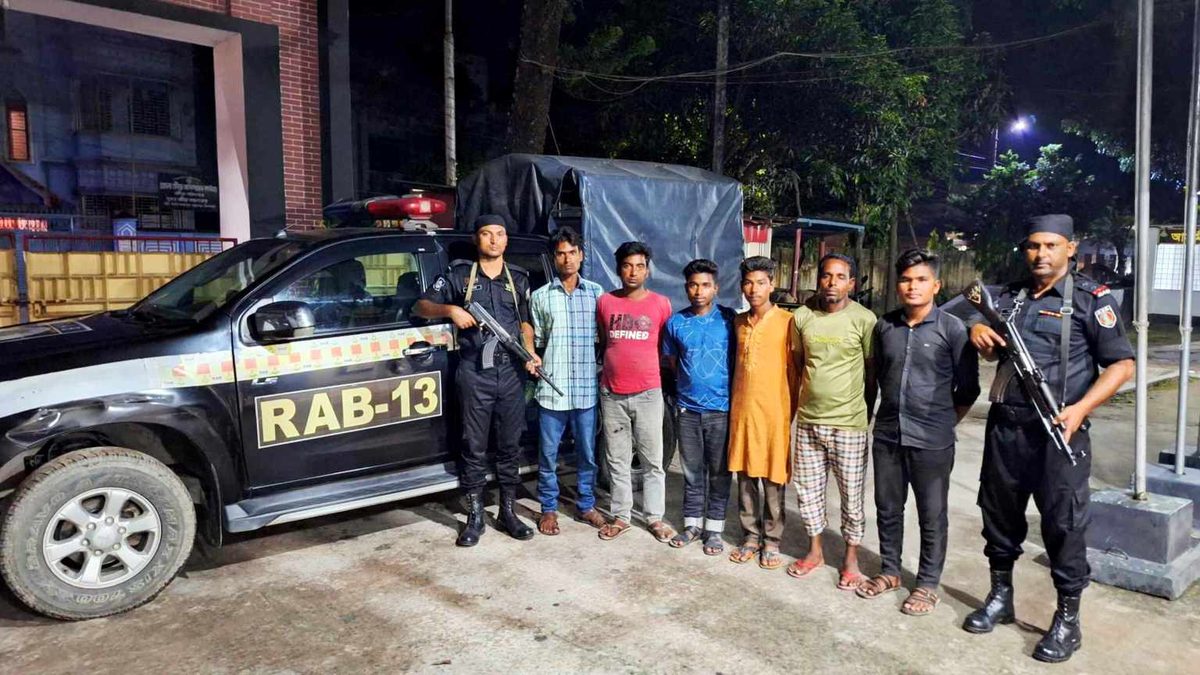 মহাসড়কে অবৈধভাবে টোল আদায়, র‍্যাবের অভিযানে আটক ৬