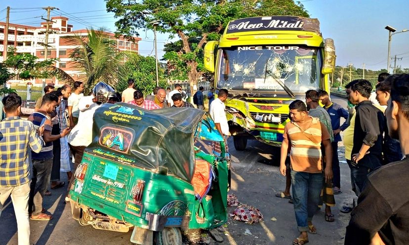 রাউজানে বাস-সিএনজি অটোরিকশার সংঘর্ষ, নিহত ১