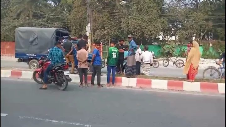 সড়কের ডিভাইডারে পড়েছিল নবজাতকের মরদেহ