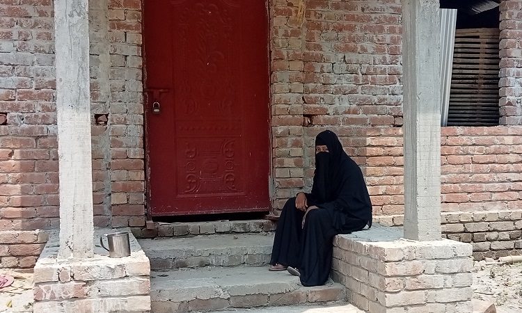 স্ত্রীর স্বীকৃতির দাবিতে নববধূর অনশন