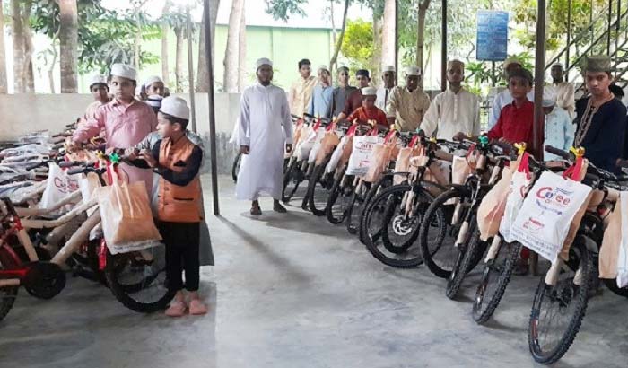 ৪০ দিন জামাতে নামাজ পড়ে সাইকেল পেল ৩৩ কিশোর