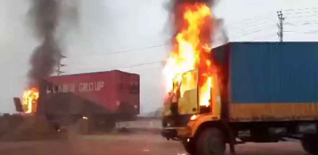 গাজীপুরে ককটেল ফাটিয়ে দুই কাভার্ড ভ্যানে আগুন