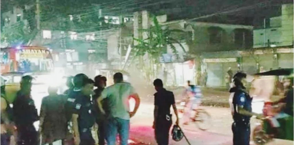 ফেসবুকে ‘হা হা’ রিয়্যাক্ট দেয়াকে কেন্দ্র করে সংঘর্ষ,আহত ৮