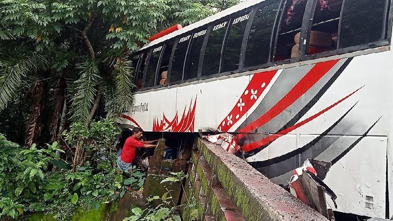 ব্রিজের রেলিংয়ে আটকে গেল যাত্রীবাহী বাস, আহত ১০