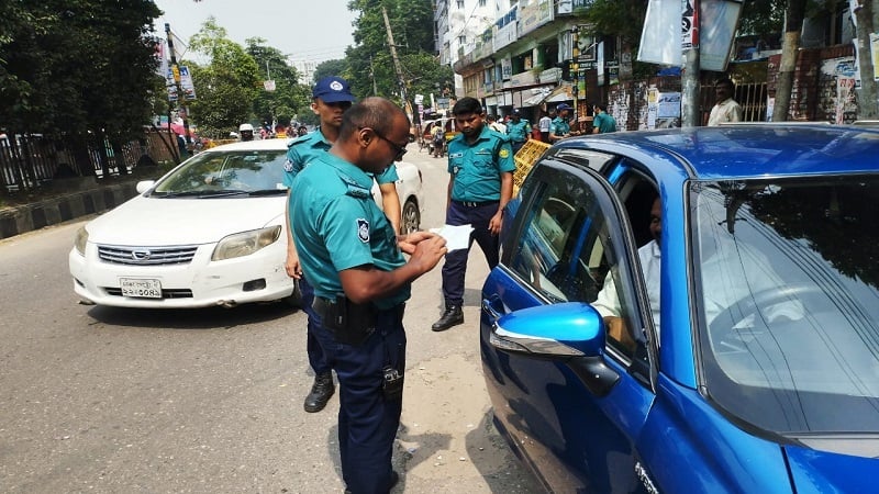 রাজধানীতে ট্রাফিক আইন লঙ্ঘনে ডিএমপির ২৪৩৯ মামলা