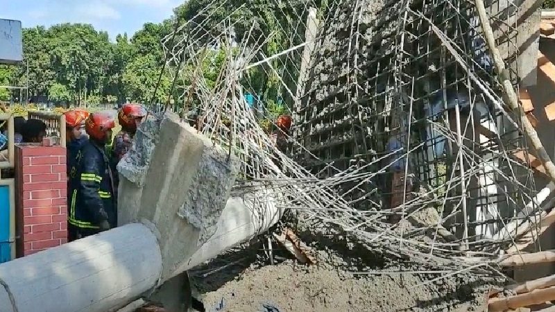 নওগাঁয় গেটের ছাদ ভেঙে ৪ শ্রমিক আহত