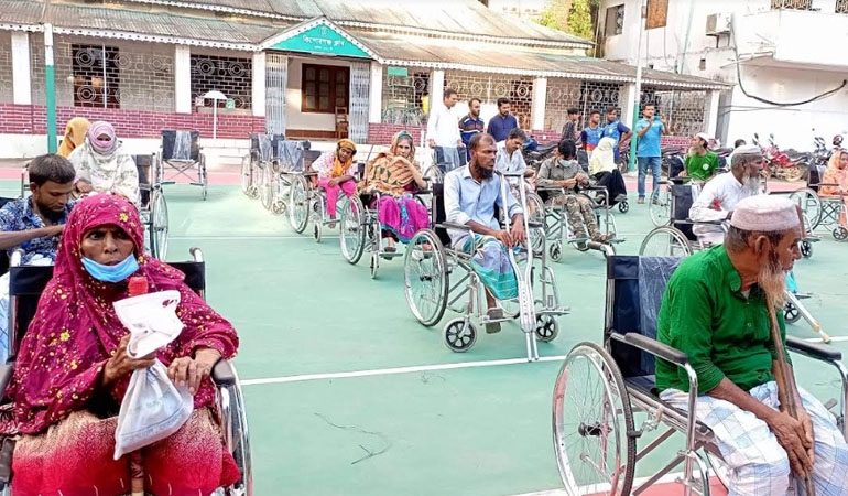 শোক দিবস উপলক্ষে প্রতিবন্ধীরা পেল হুইল চেয়ার