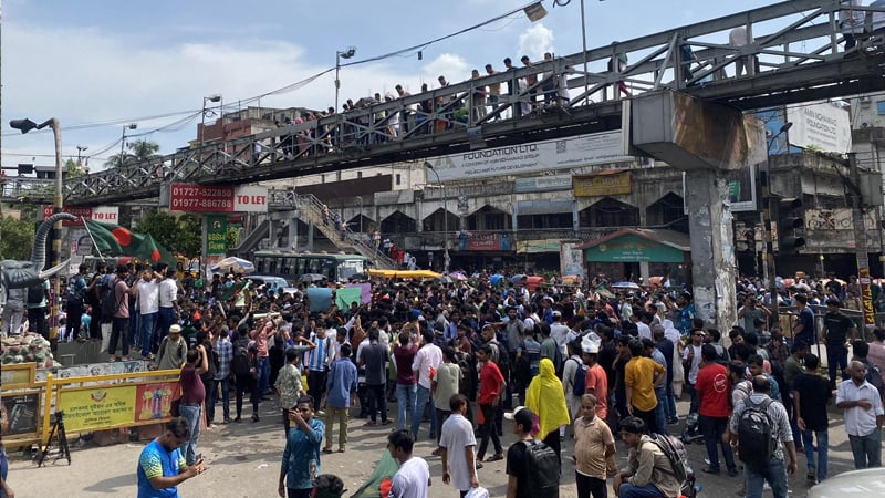 কোটা বাতিলের দাবি: সায়েন্সল্যাব মোড়ে ঢাকা কলেজের শিক্ষার্থীদের অবরোধ