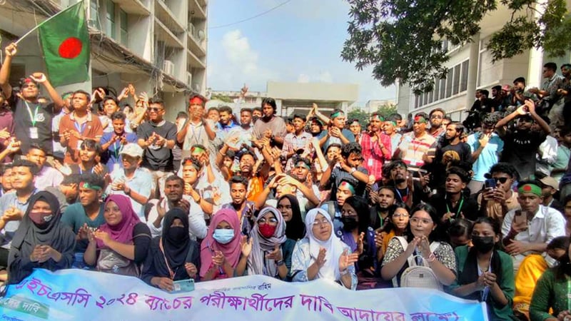 স্লোগান দিতে দিতে সচিবালয়ে ঢুকে পড়েছে এইচএসসি পরীক্ষার্থীরা