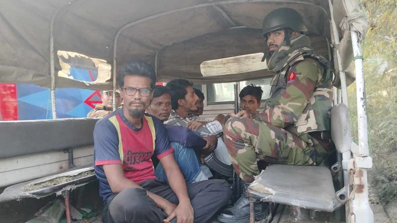 খিলগাঁও থেকে ৫ অটোরিকশা চালককে আটক
