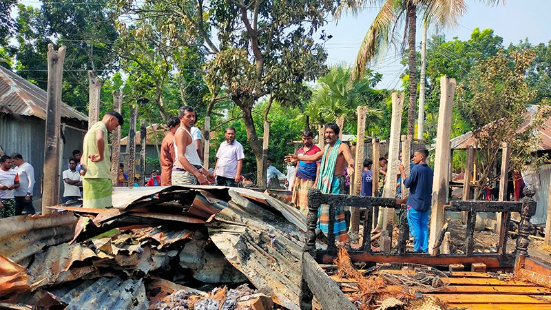 ৪০ মিনিটের আগুনে নিঃস্ব চারটি পরিবার