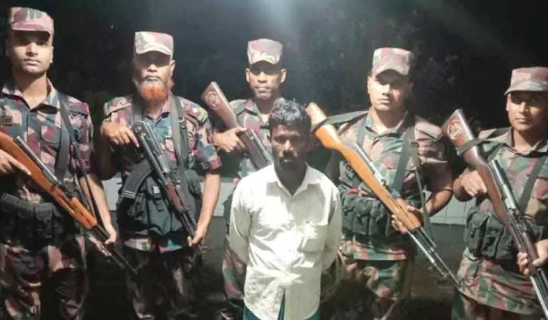 সীমান্তে ভারতীয় নাগরিক আটক