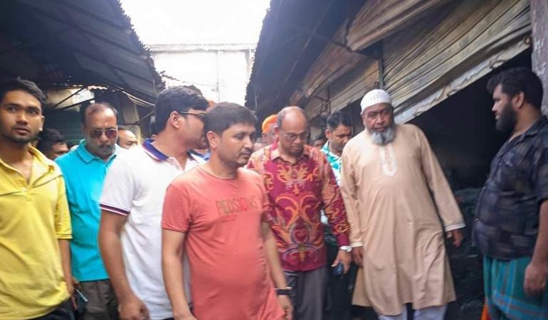 পঞ্চগড়ে অগ্নিকান্ডে ক্ষতিগ্রস্থ ব্যবসায়ীদের পাশে রেলমন্ত্রী নূরুল ইসলাম সুজন