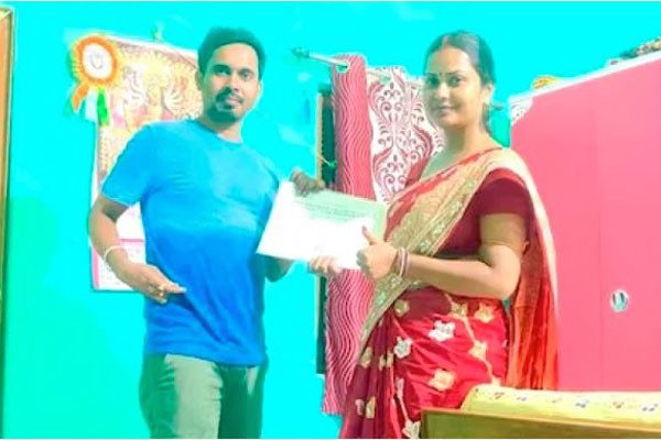 চাঁদে জমি কিনে স্ত্রীকে জন্মদিনের উপহার দিলেন যুবক