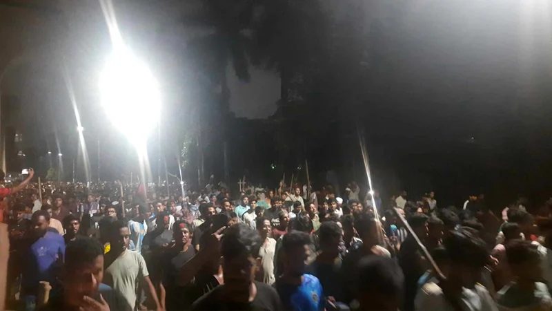 সচিবালয়ে আনসারদের সঙ্গে শিক্ষার্থীদের সংঘর্ষ চলছে