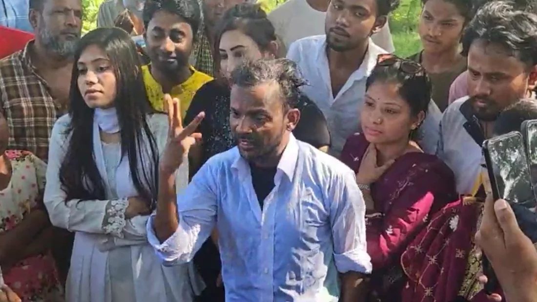 দুধ দিয়ে গোসল করে রিয়া মনিকে ডিভোর্স দিলেন হিরো আলম