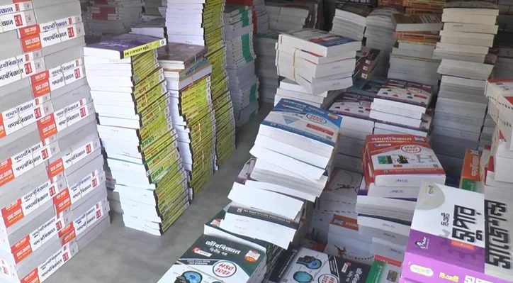 কুষ্টিয়ায় নিষিদ্ধ গাইড ও নোটবইয়ের রমরমা বাণিজ্য