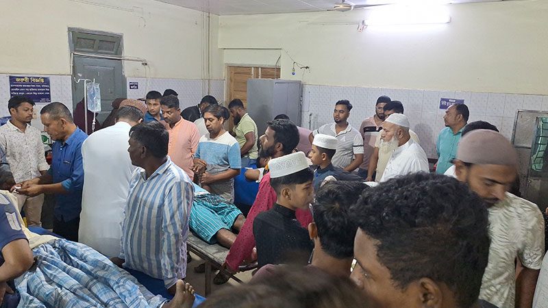 বালুর ব্যবসা নিয়ে বিরোধ, ৪ জনকে কুপিয়ে জখম