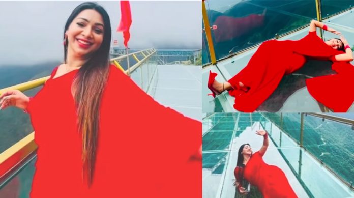কাচের ব্রিজে শুয়ে পড়লেন প্রভা