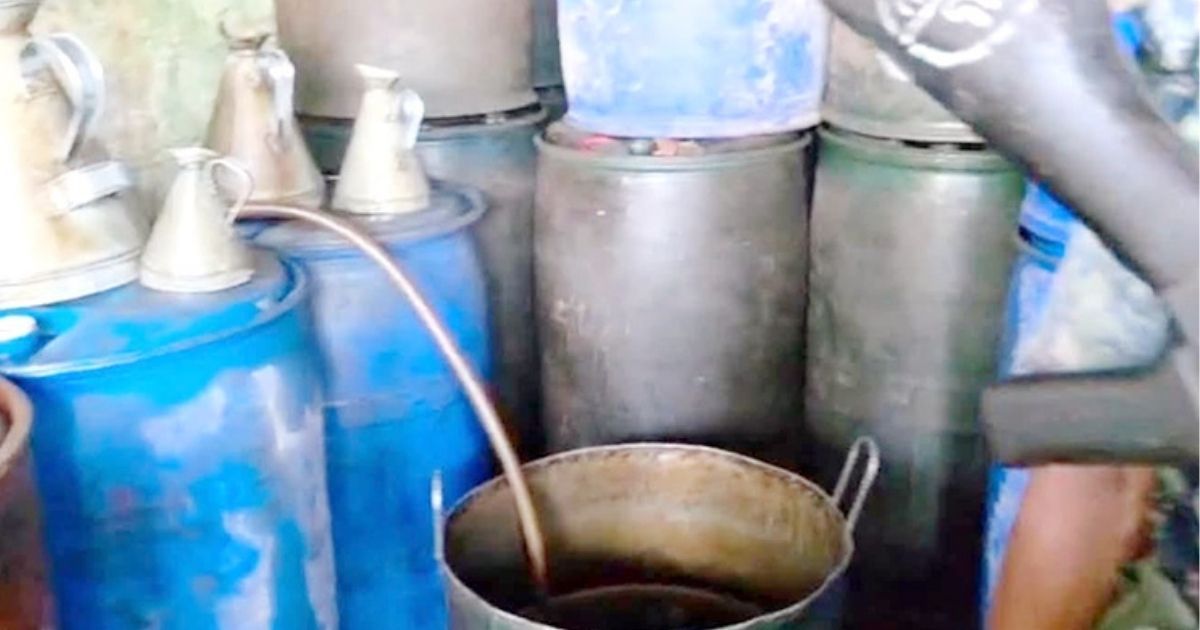 গোয়াল ঘরে মিলল দেড় হাজার লিটার পেট্রোল-অকটেন!