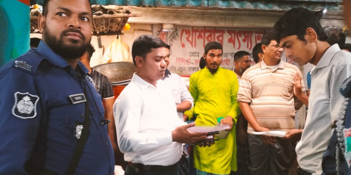কুষ্টিয়ায় জেলিযুক্ত চিংড়ি বিক্রির দায়ে ৬ ব্যবসায়ীকে লাখ টাকা জরিমানা