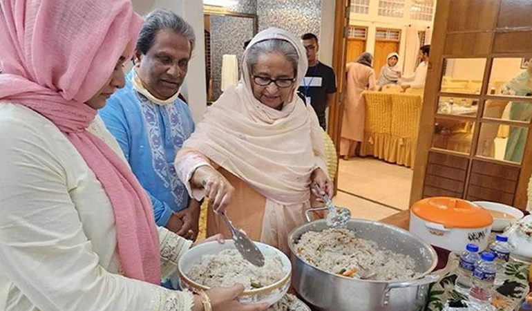 নিজ হাতে ইলিশ-পোলাও রান্না করলেন প্রধানমন্ত্রী
