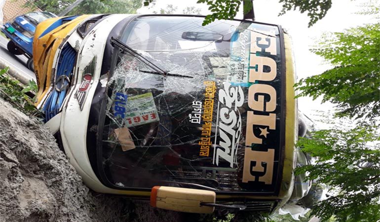 গভীর রাতে চলন্ত বাস নিয়ন্ত্রণে নিয়ে ডাকাতি, দলবেঁধে যাত্রীকে ধর্ষণ