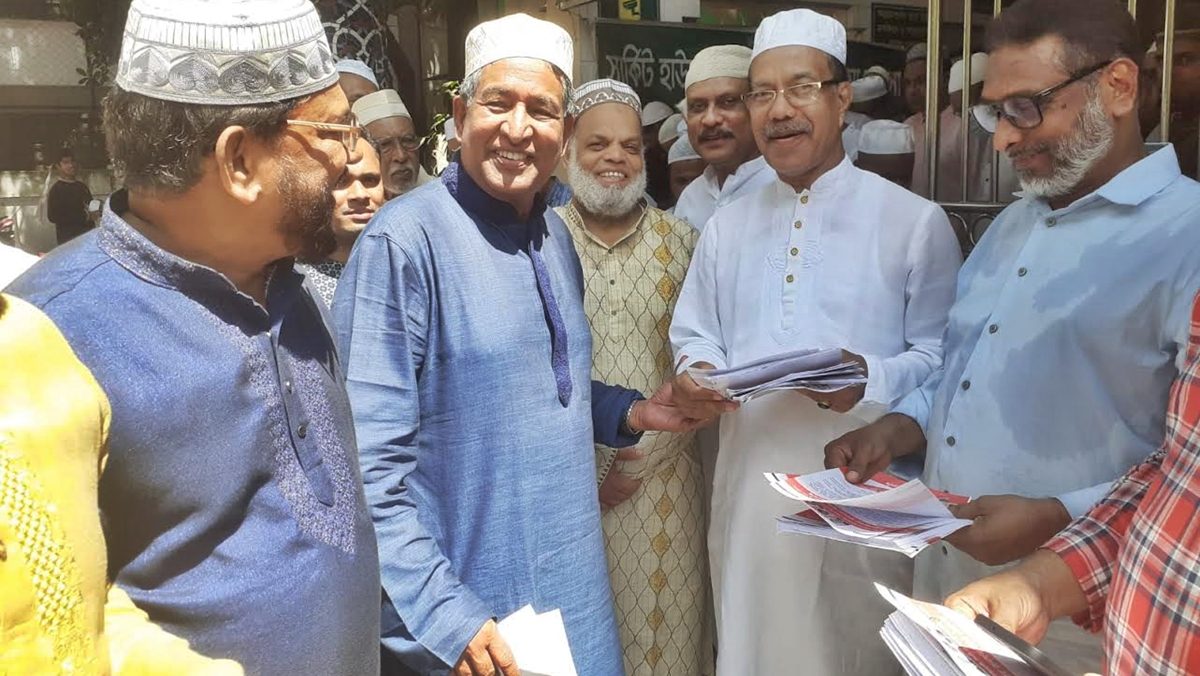 কৃষিমন্ত্রীকে বিএনপির এক দফার লিফলেট বিতরণ