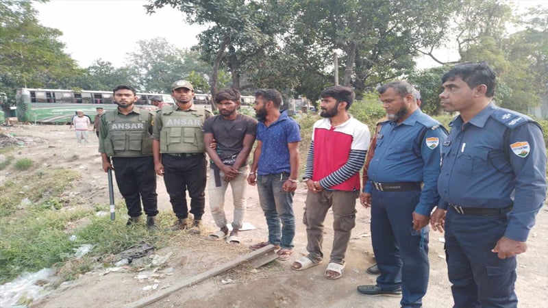 রেললাইনে বোমা বিস্ফোরণের সময় হাতেনাতে ৩ জন যুবক আটক