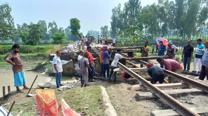 রেলসেতুর গার্ডার ধস: কুড়িগ্রামে বিকল্প পথে চলছে ট্রেন