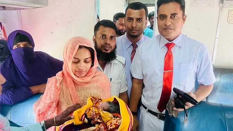 ঈদযাত্রার চলন্ত ট্রেনে জন্ম নিল শিশু