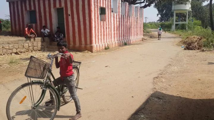 যে গ্রামের কেউ জুতা পরে না