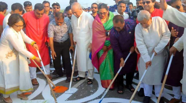 হাওরের অলওয়েদার সড়কে দেশের বৃহত্তম আল্পনা উৎসব উদ্বোধন