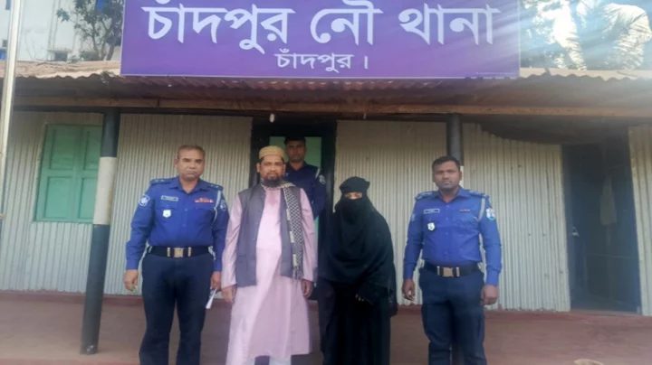 উড়ে যাচ্ছিল টাকা, ধরতে গিয়ে নদীতে পড়লেন নারী লঞ্চযাত্রী