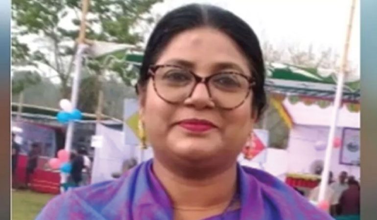 বিমানবন্দরে স্বামীসহ আ.লীগ নেত্রী আটক